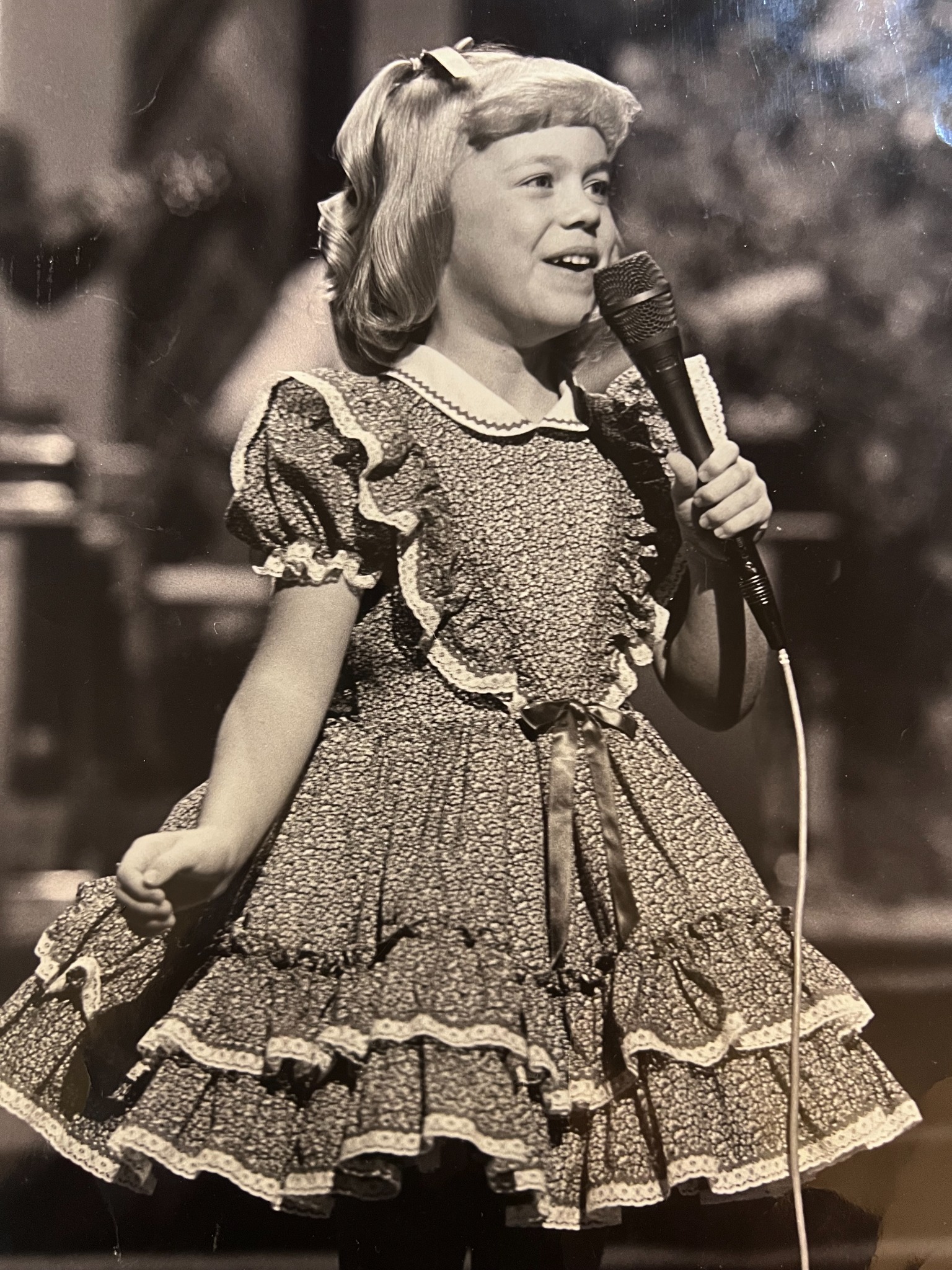 Amber Pennington singing as a child